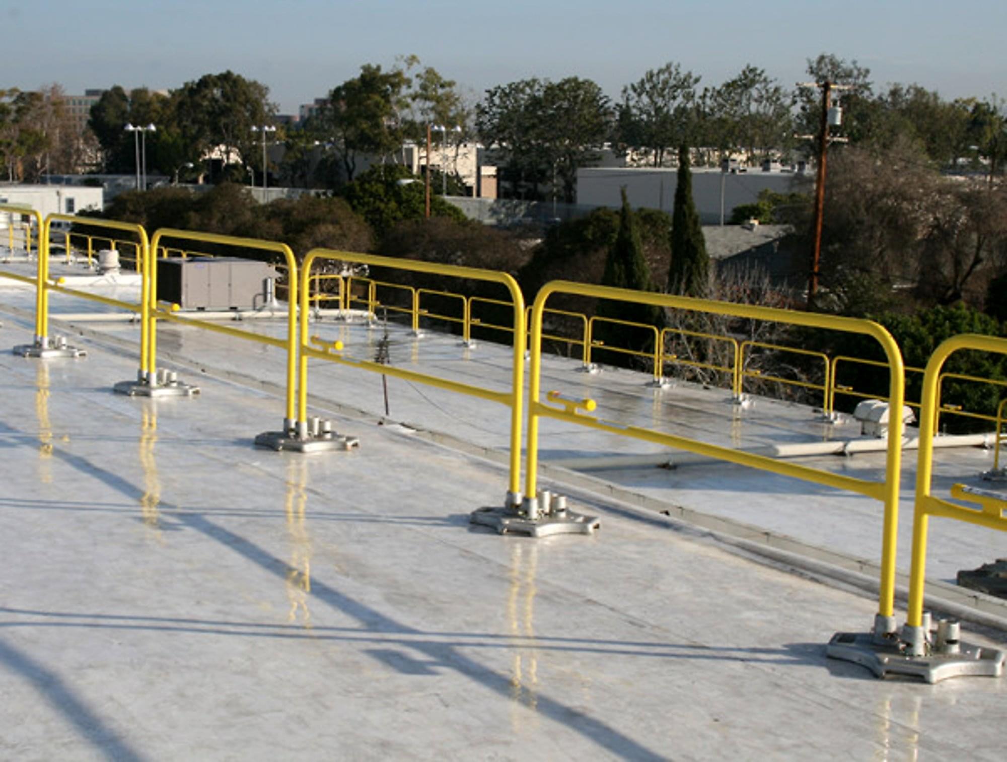 Osha Compliant Rooftop Guardrail Safetyrail 2000 Bluewater® Us